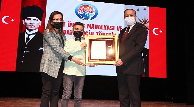 Mersin'de 5 şehit ailesi ile 6 gaziye 'Devlet Övünç Madalyası' verildi