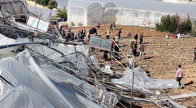 Mersin'de şiddetli rüzgar seraları yerle bir etti