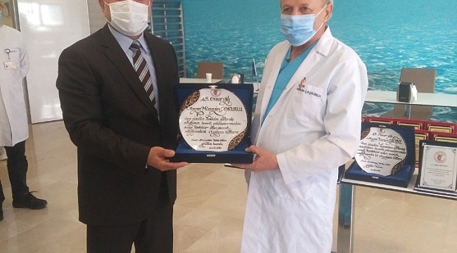 Mesleğe yıllarını veren doktorlara plaket