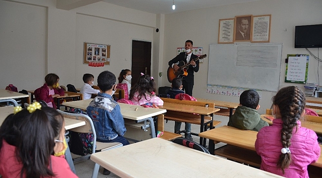 Mezun olduğu okulda müdür oldu, gitarıyla konser verip öğrencileri eğlendirdi