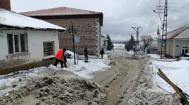 Mihalıççık'ta karla kaplı cadde ve sokaklar temizlendi