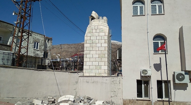 Minare evin üzerine devrildi
