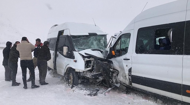 Minibüsler kafa kafaya çarpıştı: 17 yaralı