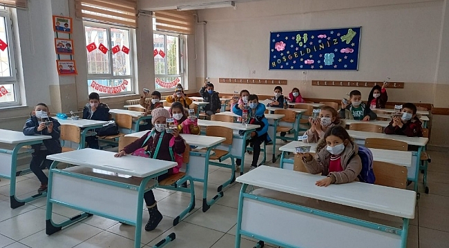 Minik öğrencilere okuma yazma etkinliği