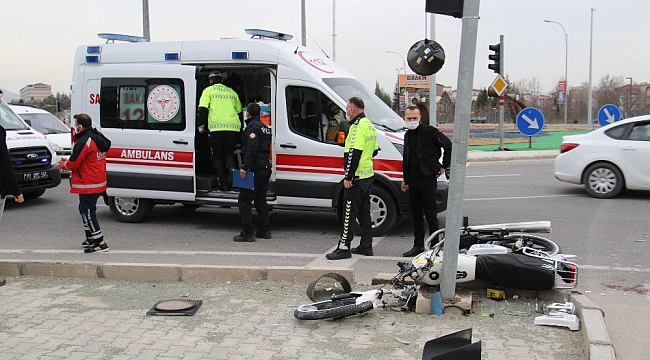 Motosiklet önce kaldırıma sonra direğe çarptı: 2 yaralı