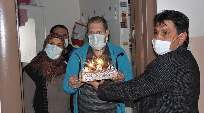 Muhtardan, engelli kardeşlere doğum günü sürprizi