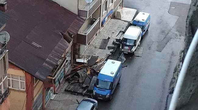 Muş'ta şiddetli fırtına çatıları uçurdu, araçlara hasar verdi