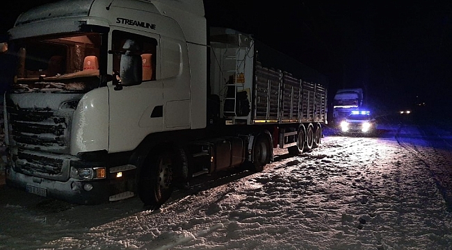Muş'ta tipiye yakalanan sürücülerin yardımına jandarma yetişti