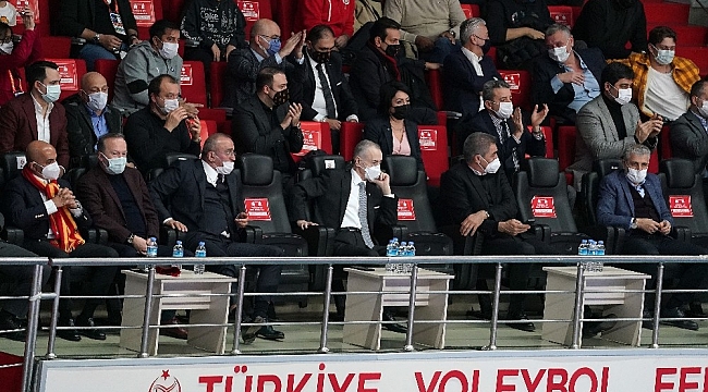 Mustafa Cengiz'den voleybol takımına destek