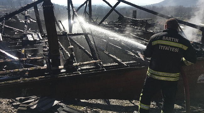 Mutfakta başlayan yangında ev küle döndü