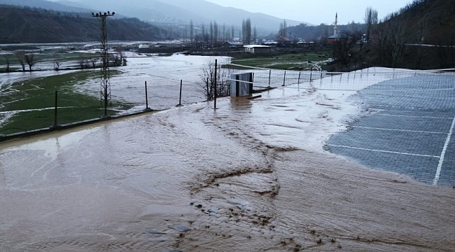 Mutki'de şiddetli rüzgar ve yağmur