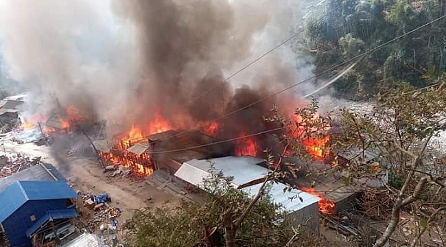 Nepal'de büyük yangın: 40 ev yandı