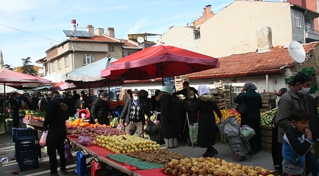 Normalleşme süreci hafta sonu pazarların açılması vatandaş ve esnafı memnun etti
