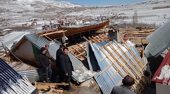 Nurhak'ta şiddetli rüzgar çatıları uçurdu