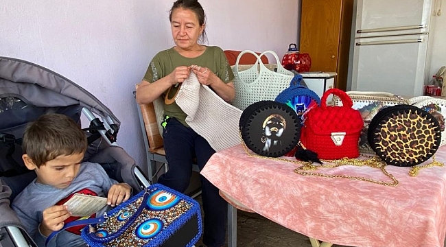 Oğlunun tedavisine katkı sağlamak için çanta örüyor