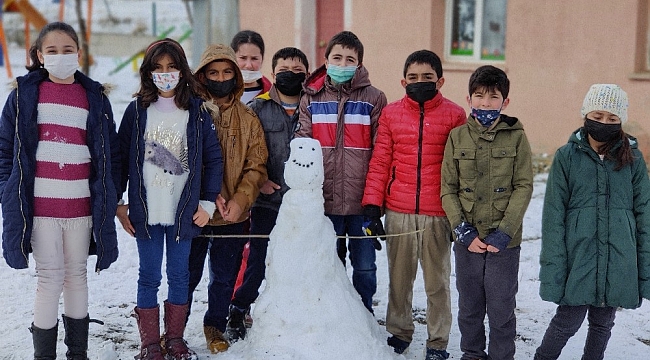 Öğrenciler okul bahçesinde karın keyfini kartopu oynayarak yaşadı