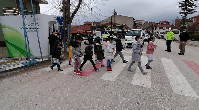 Öğrencilere kırmızı düdük, sürücülere broşür dağıtıldı