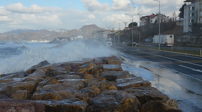 Ordu'da dev dalgalar karayoluna ulaştı
