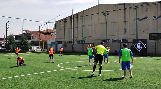 Orta riskli Denizli'de halı sahalar açıldı