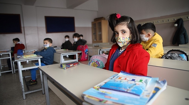 Orta riskli Elazığ'da yüz yüze eğitim başladı, öğrenciler ders başı yaptı
