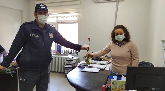 Osmaneli polisi Kadınlar Günü dolayısıyla karanfil dağıttı
