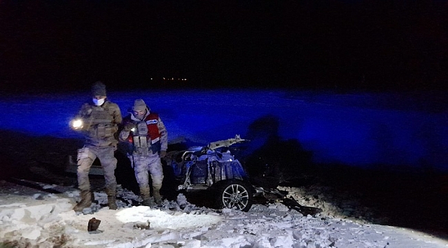 Otobüsle çarpışan otomobil ikiye bölündü:1 ölü, 4 yaralı