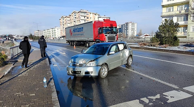 Otomobil bariyerlere çarptı: 2 yaralı