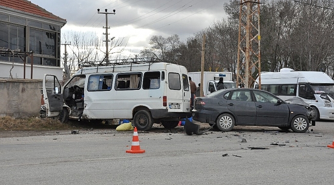 Otomobil ile minibüs çarpıştı: 4 yaralı