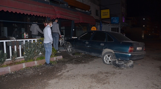 Otomobil iş yerine çarptı
