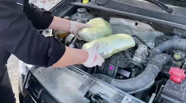 Otomobil kaputunda 1 kilo 300 gram esrar ele geçirildi