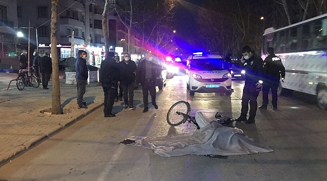 Otomobile çarpıp düşen bisikletli kamyonun altında kaldı: 1 ölü