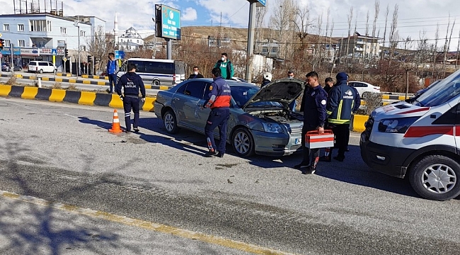 Otomobille kamyonet çarpıştı: 2 yaralı