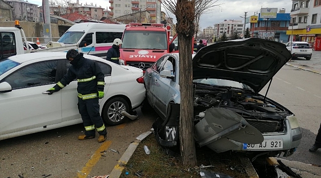 Otomobiller çarpıştı: 3 yaralı