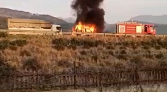 Otoyolda hafif ticari araç alev alev yandı