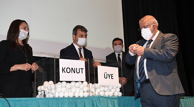 Oturacakları daireyi kurayla belirlediler