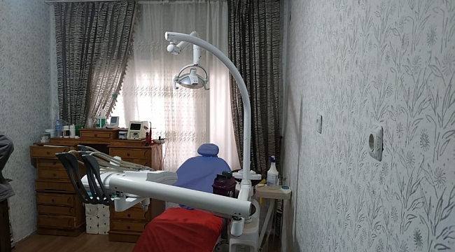Oturduğu evi kaçak diş muayenehanesine çevirmiş