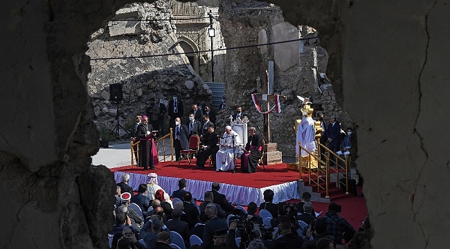 Papa Francis, Musul'da DEAŞ'ın yıktığı kilisede ayin düzenledi