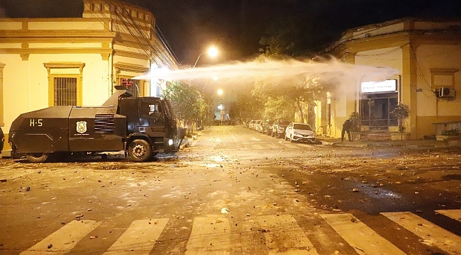 Paraguay'da korona virüs protestoları sokakları savaş alanına çevirdi