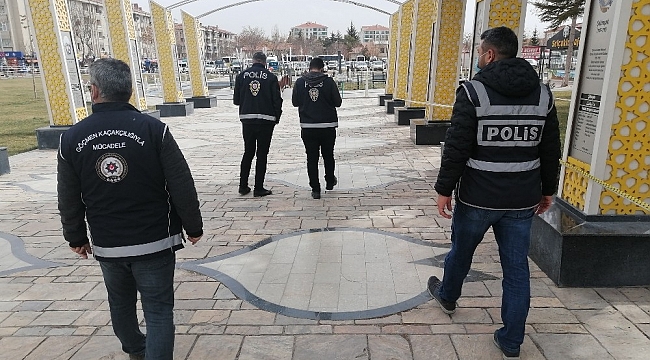 Park ve bahçeler şeritlerle kapatıldı, polisler aralıksız devriyede