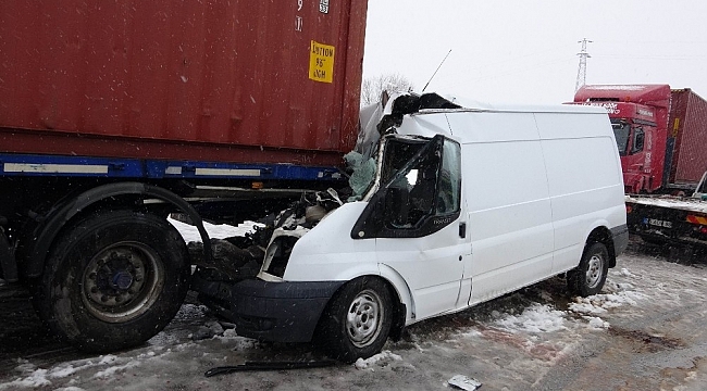 Patlayıcı madde yüklü minibüs tıra çarptı: 1 ölü, 1 yaralı