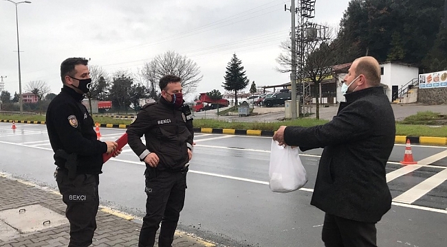 Polis ve bekçilere sıcak ikramda bulundu