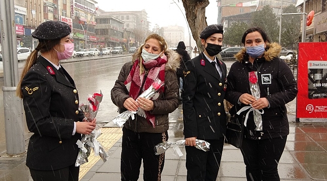Polis ve jandarmadan kar yağışı altında kadınlara karanfil
