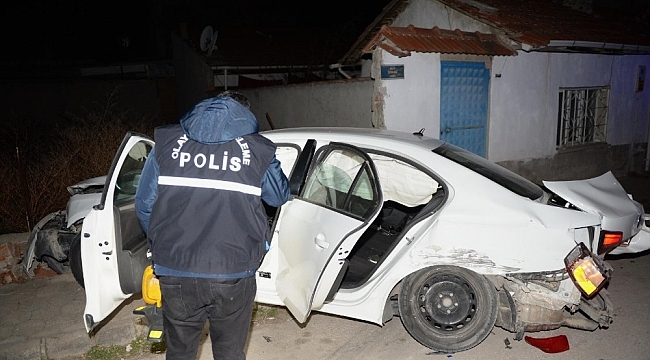 Polisin "dur" ihtarına uymadılar, otomobilleri bir evin duvarına çarpınca yakalandılar