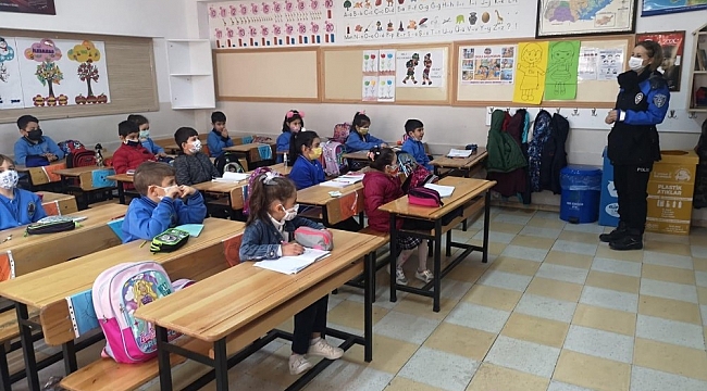 Polisler, öğrencileri korona virüs konusunda uyardı