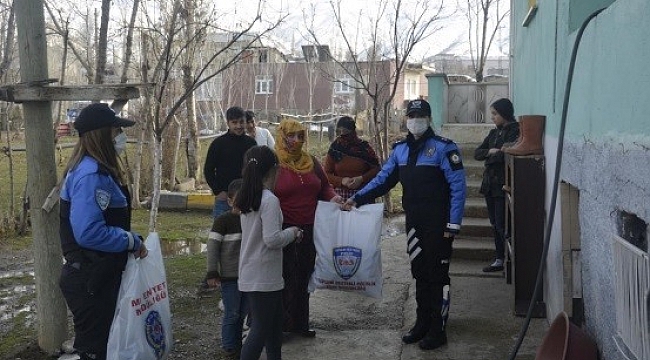 Polisten dar gelirli ailelere kıyafet desteği