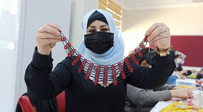 Rengarenk boncukları, iğne ve iplikle sanata dönüştürüyorlar