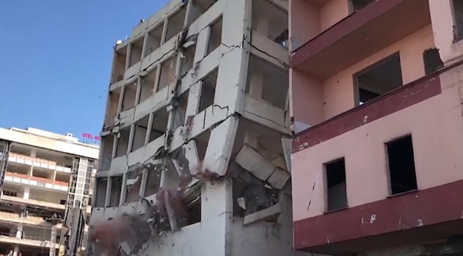 Rize'de yıkımı süren binalar kağıttan yapılmış kuleler gibi yıkılıyor