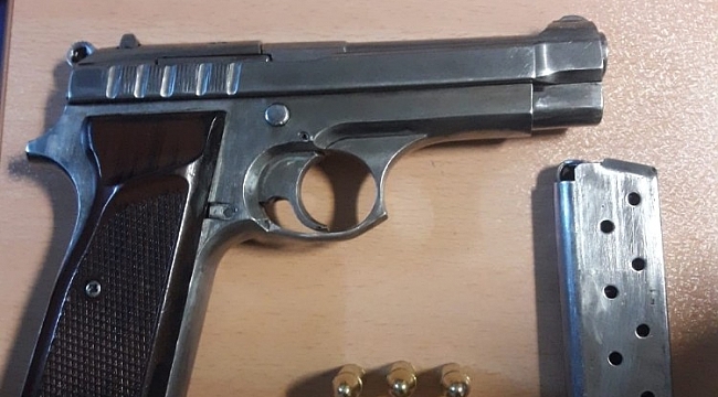 Ruhsatsız silahı kız arkadaşına verip kaçmaya çalıştı