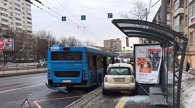 Rusya'da aşırı süratli araç otobüs durağına daldı: 3 yaralı