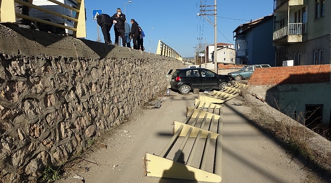 Safranbolu'da iki otomobil çarpıştı, biri 2 metreden aşağıya düştü: 2 yaralı